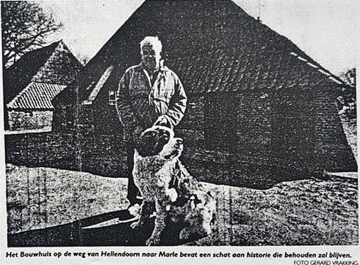 Afbeelding met buitenshuis, gebouw, persoon, zwart-wit